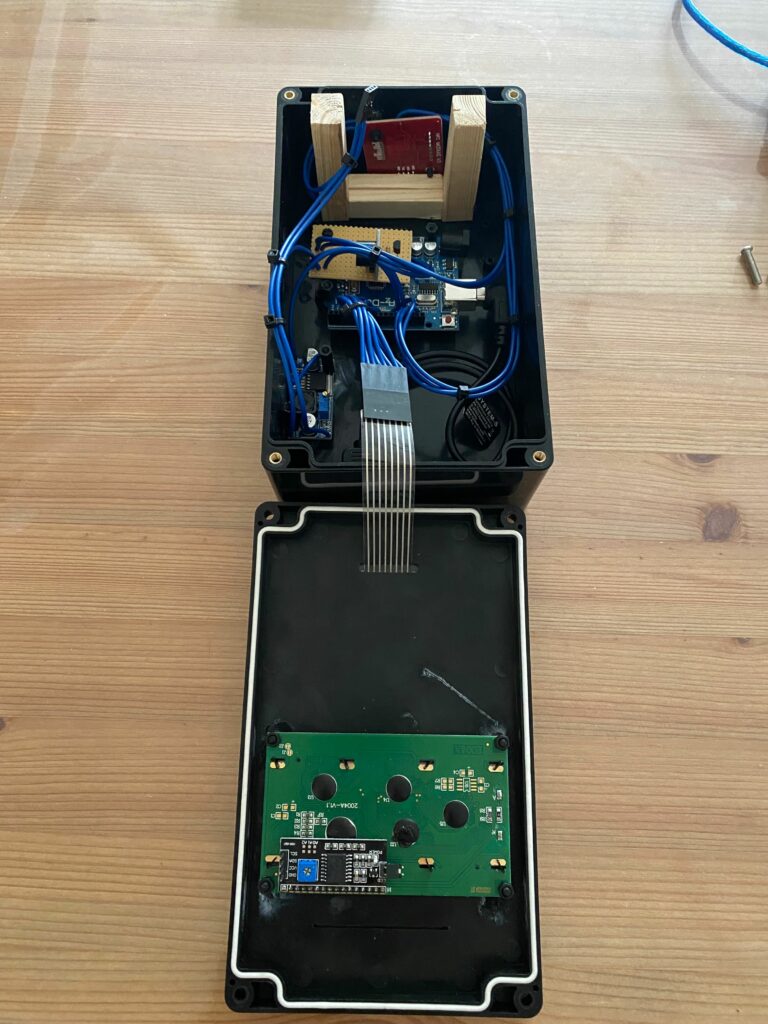 Innenansicht des Bankkartenterminals inklusive der Elektronik.